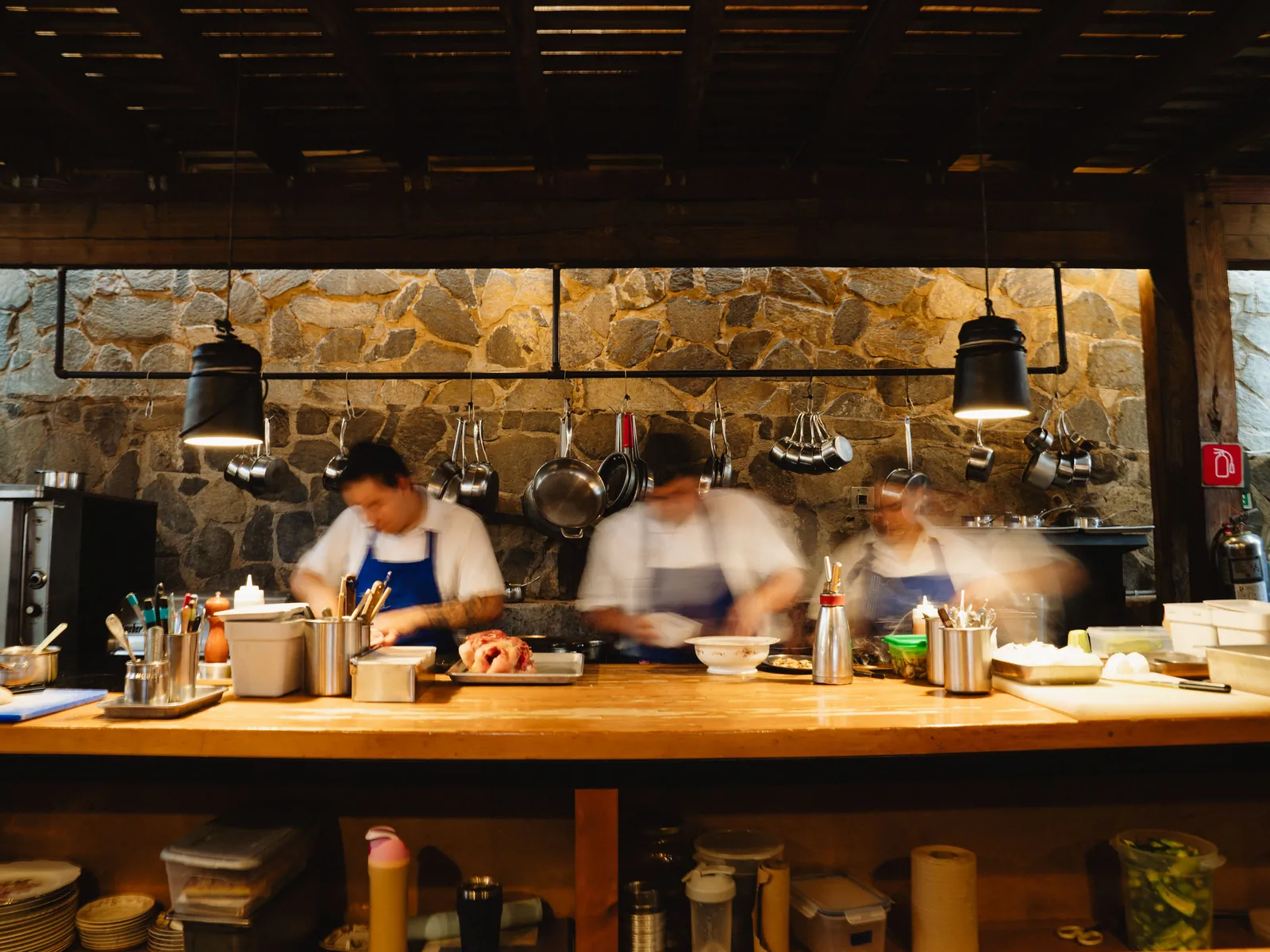 La cocina abierta de Villa Torél en pleno servicio