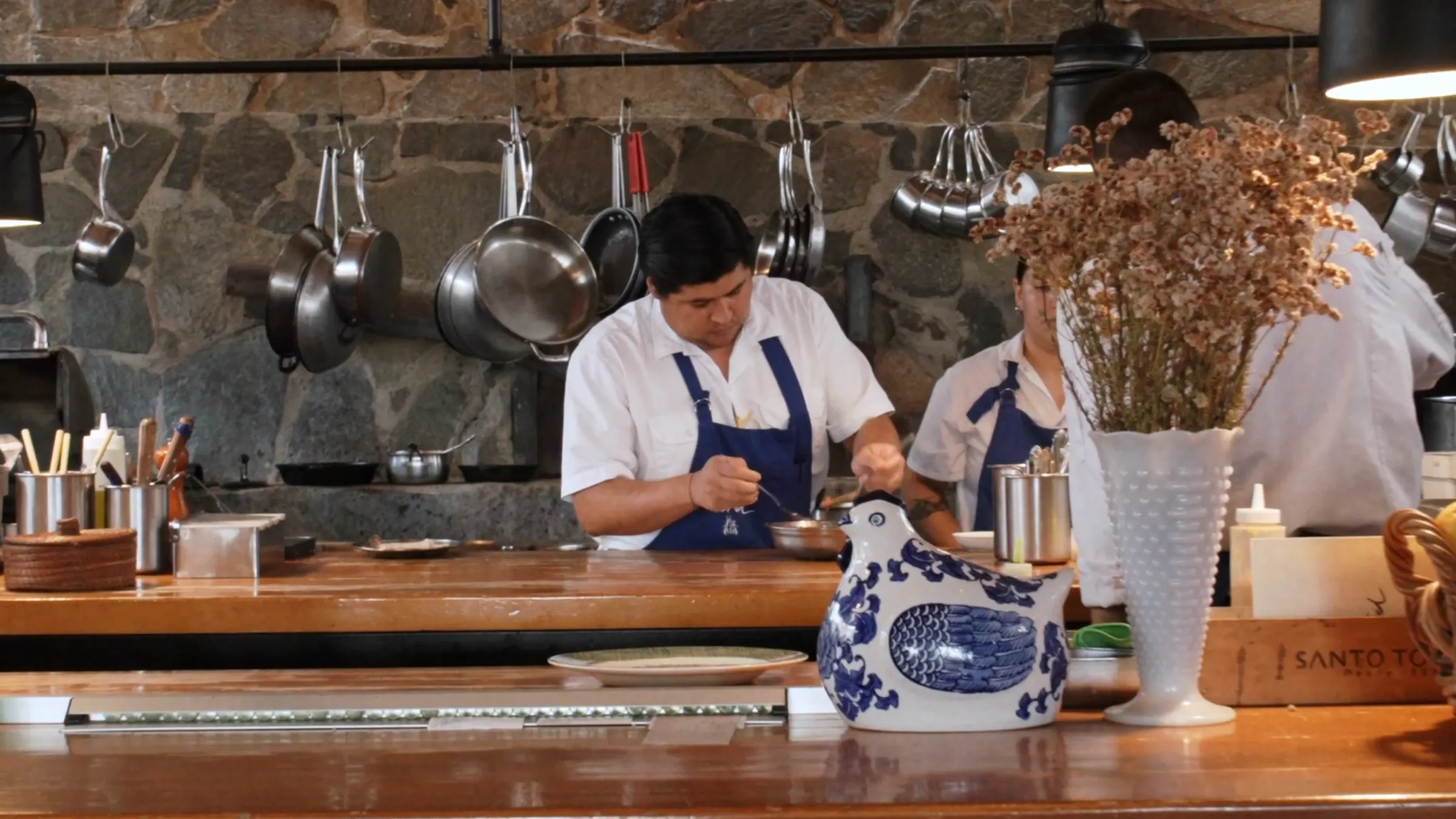 La cocina abierta de Villa Torél durante el servicio