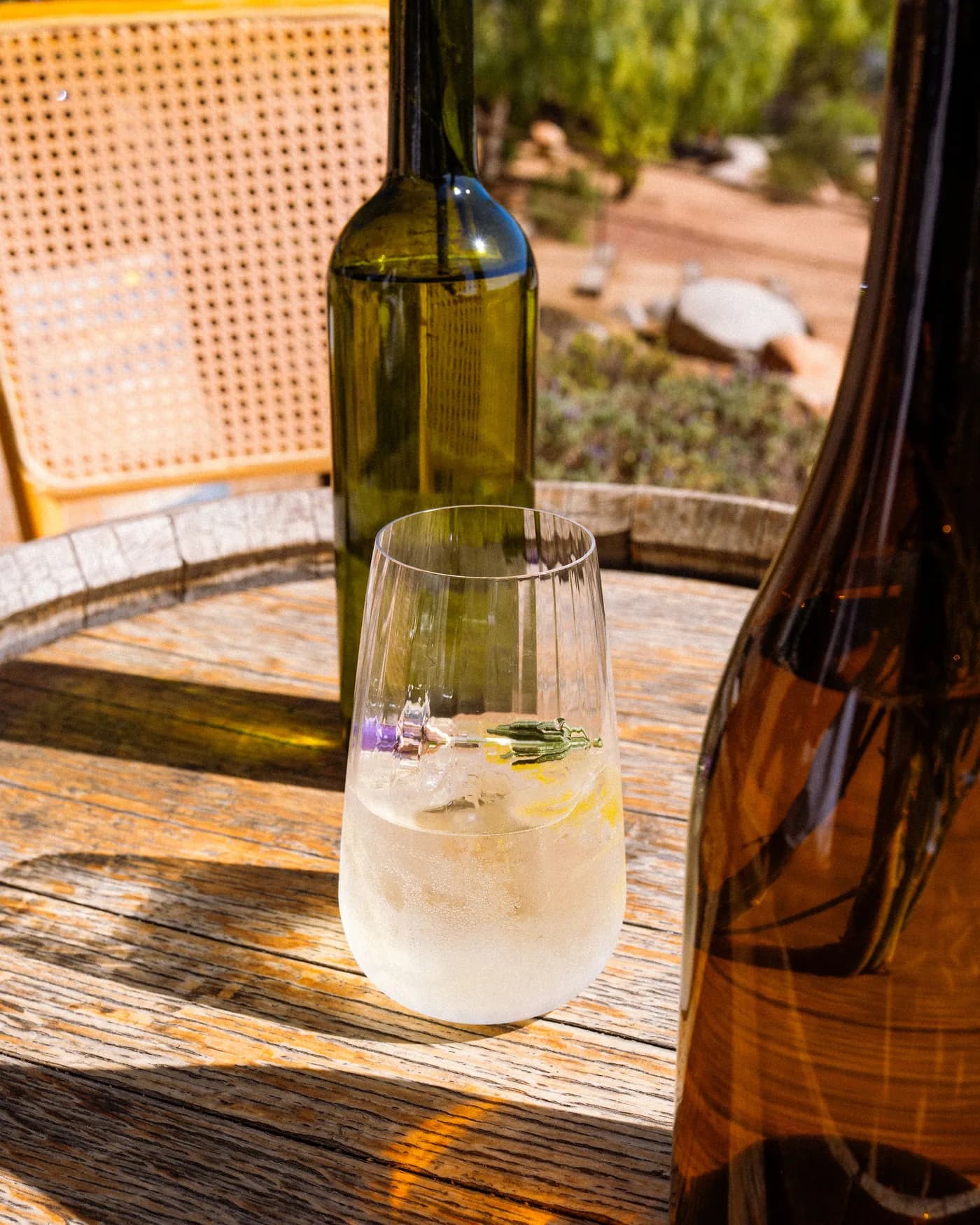 Vino de la región servido sobre barrica, con el valle de fondo