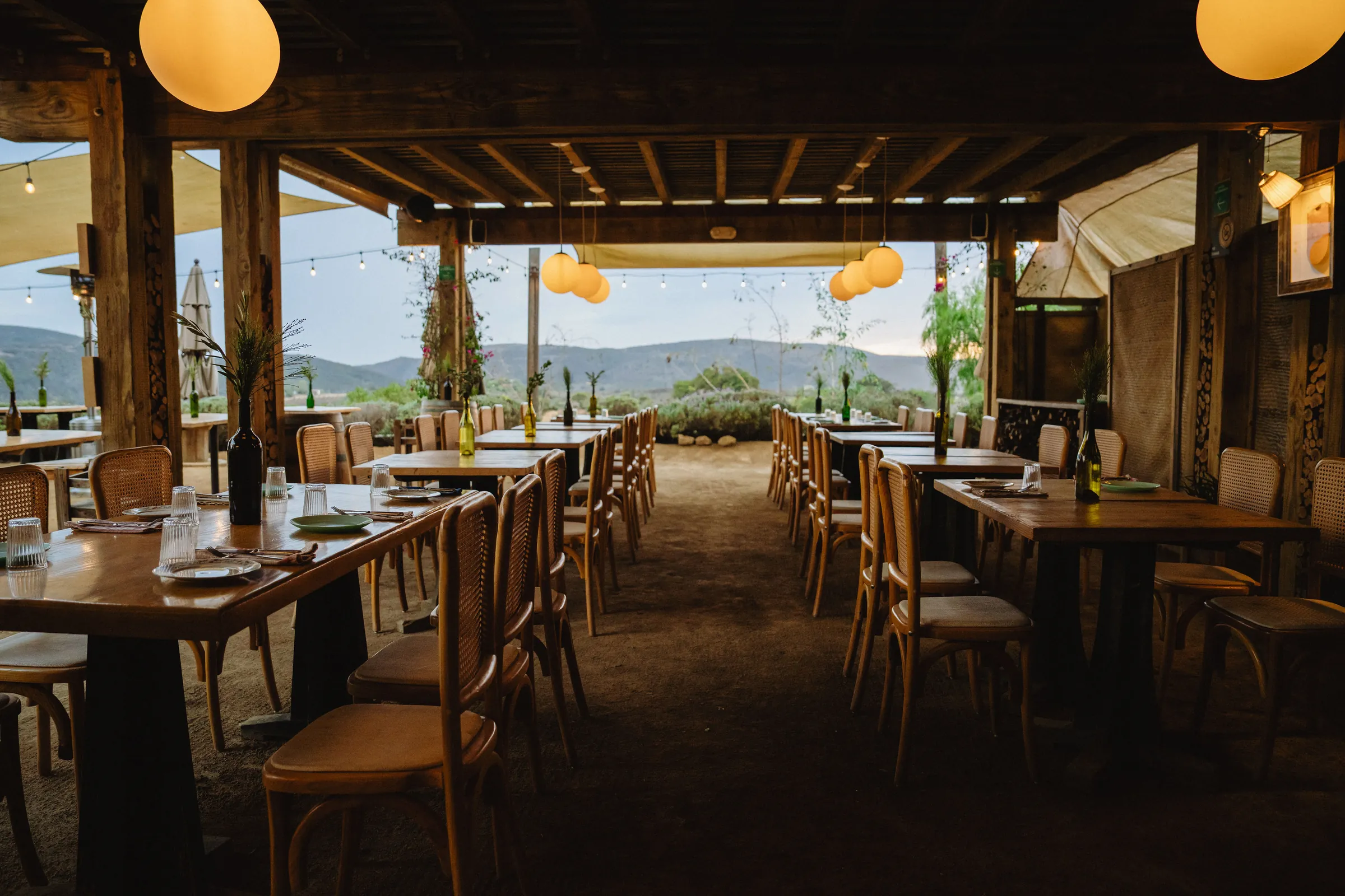 La terraza abierta de Villa Torél sobre el Valle de Guadalupe